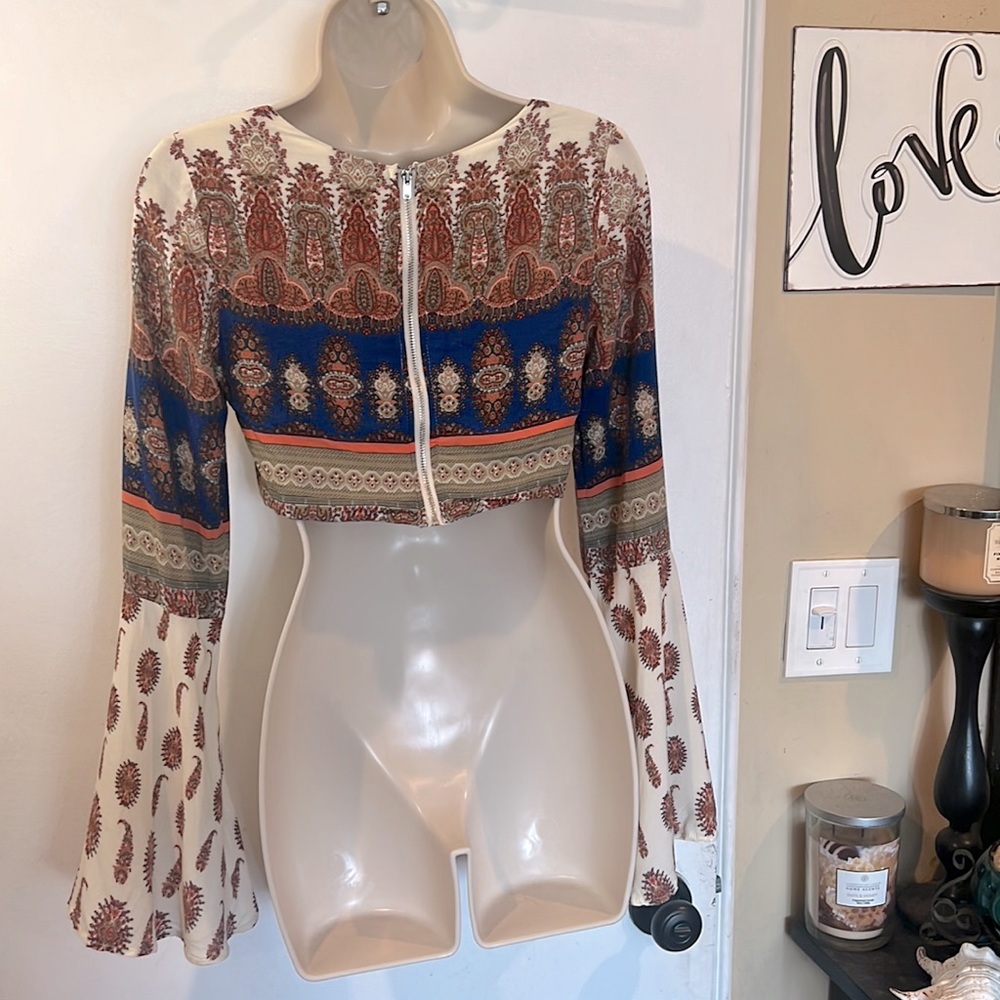 ONE WAY Boho Bell Sleeve Crop Top Criss Cross Front Design Detail - Picture 5 of 10